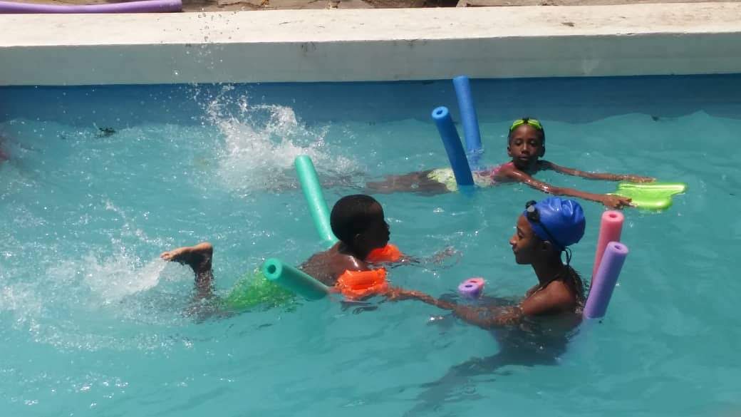 Enfant joyeux équipé pour la nage